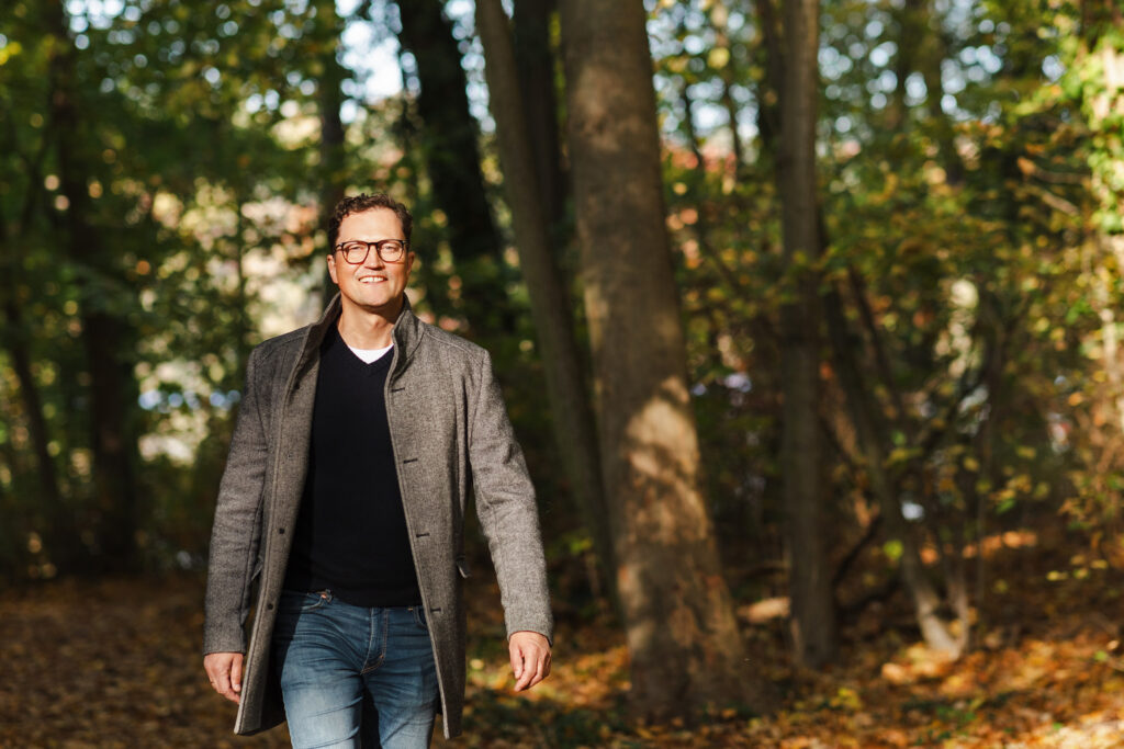 Bodo Krause beim Spaziergang durch den Kleinmachnower Forst