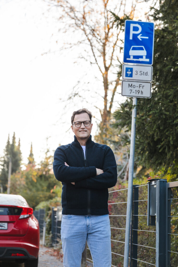 Bodo Krause steht für durchdachtes Handeln und Dialog mit Betroffenen, hier zu sehen vor der neu eingerichteten Parkzone in Kleinmachnow